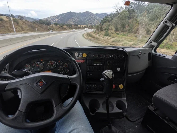 Cómo manejar un camión de 10 velocidades paso a paso